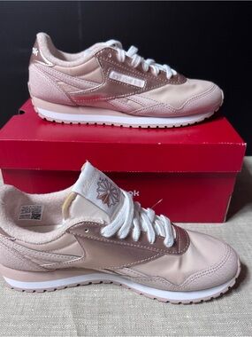 Reebok Classic AZ Casual
Sneakers Rose Gold/White 255607
670 Women's Size 7